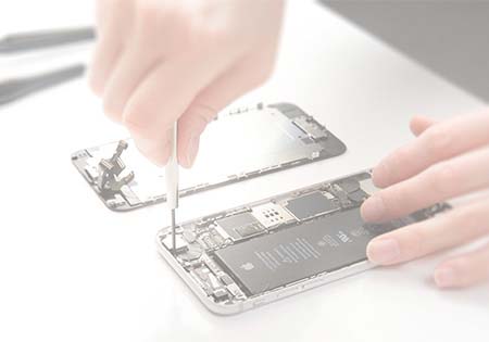 iPhoneを修理している様子
